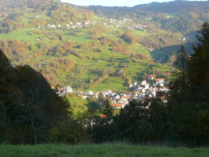 Cerkno v ozadju vas Čeplez in Planina